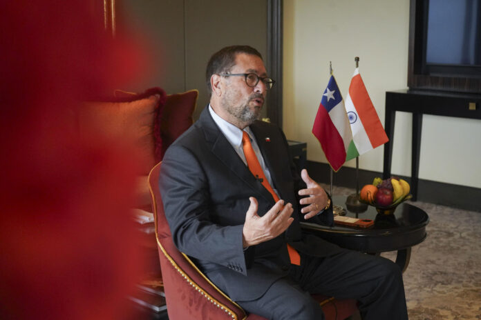 NUEVA DELI, 13/05/2026.- El ministro de Relaciones Exteriores de Chile, Francisco Pérez Mackenna, habla con EFE durante su visita a Nueva Delhi con una delegación del país sudamericano sobre las negociaciones para un Acuerdo de Asociación Económica Integral (CEPA) entre ambas naciones.-EFE/ Lucía Goñi
