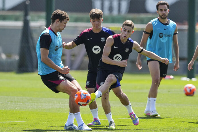 Fotografía de Alejandro García, en la que puede verse en una imagen de archivo del 24 de mayo de 2025 a los futbolistas del FC Barcelona Fermín López (2d) y Andreas Christensen, durante un entrenamiento. EFE
