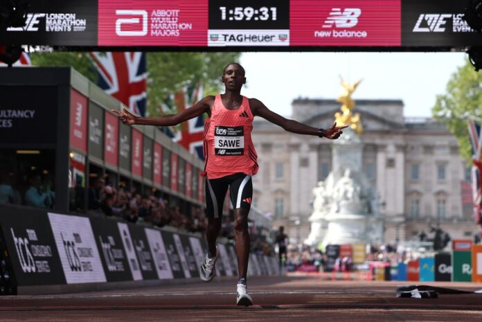 El atleta keniano Sabastian Sawe, en la meta del Maratón de Londres, disputado el pasado 26 de abril. EFE/ NEIL HALL
