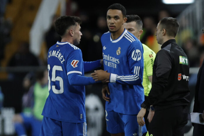 Fotografía de Biel Aliño, en la que puede verse en una imagen de archivo del pasado 8 de febrero al futbolista inglés del Real Madrid Trent Alexander-Arnold (c). EFE
