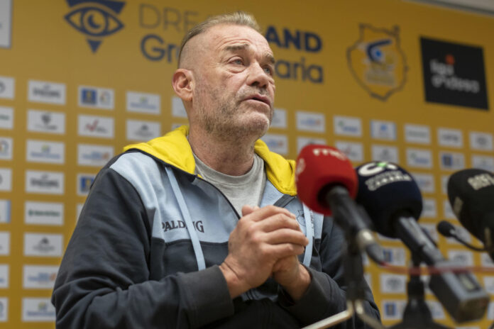 El entrenador del Dreamland Gran Canaria, Néstor García, durante la rueda de prensa previa al partido que el conjunto disputa este jueves contra La Laguna Tenerife, correspondiente a la jornada 31 de la Liga Endesa. EFE/ Quique Curbelo
