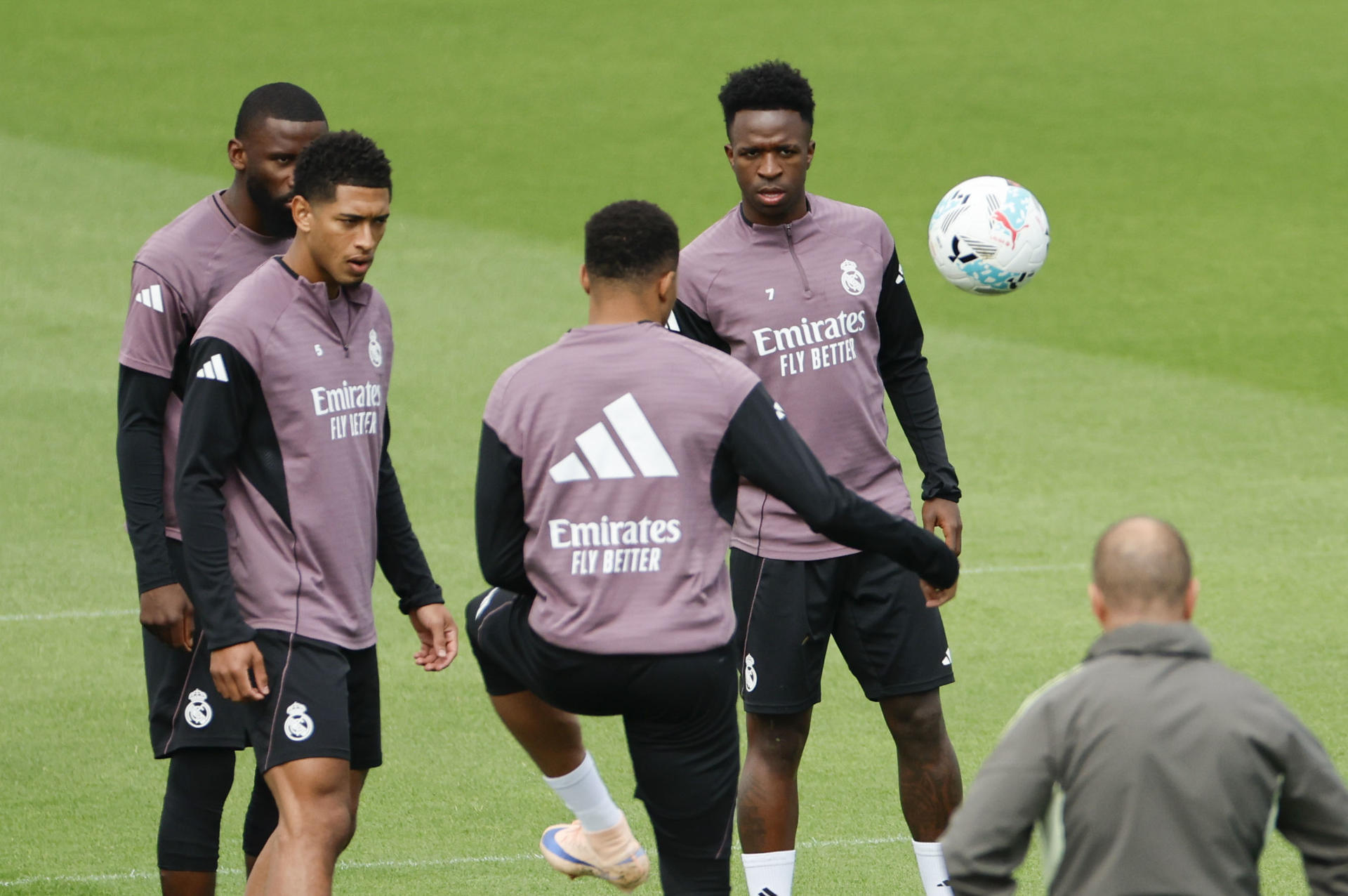 El defensa del Real Madrid, Antonio Rüdiger (i), el centrocampista Jude Bellingham (2i) y los delanteros Kylian Mbapeé (2d) y Vinicius Jr (d) durante el entrenamiento realizado este miércoles en la Ciudad Deportiva de Valdebebas en la víspera del encuentro liguero que el conjunto blanco disputa ante el Real Oviedo. EFE/Mariscal
