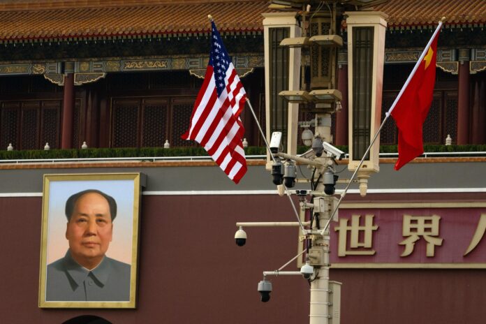 Las banderas de China y EE. UU. en la plaza de Tiananmen en Pekín. EFE/EPA/JESSICA LEE
