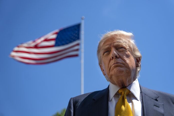WASHINGTON (Estados Unidos), 12/05/2026.- El presidente de Estados Unidos, Donald Trump, habla con la prensa antes de partir de la Casa Blanca rumbo a China, en Washington, D.C., EE. UU., el 12 de mayo de 2026. 
EFE/EPA/BONNIE CASH / POOL
