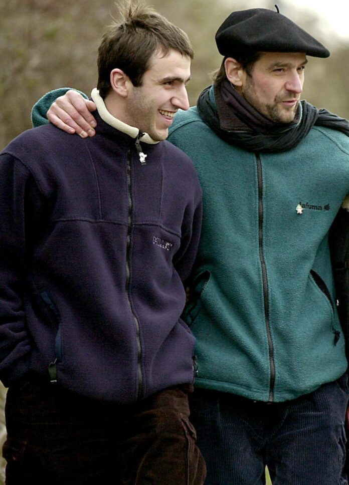 Fotografía de archivo, de Egoitz Urrutikoetxea (i), acompañado de su padre, el histórico dirigente de la organización terrorista ETA Josu Urrutikoetxea Bengoetxea 