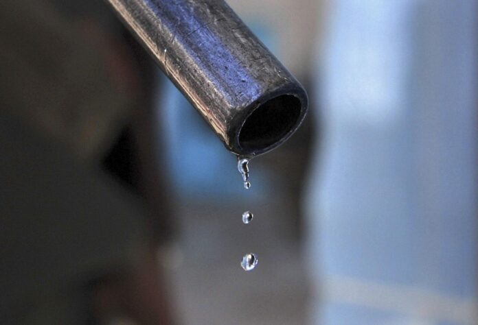 Fotografía de una gota de combustible que cae de la manguera de un surtidor de gasolina. EFE/Yahya Arhab
