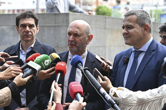 El presidente de la RFEF, Rafael Louzán (2d), junto al consejero de Vivienda, Transporte e Infraestructuras, Jorge Rodrigo (d), durante la presentación de presentan un tren decorado con la imagen de los internacionales españoles que circulará a través del suburbano de la capital. EFE/Fernando Villar
