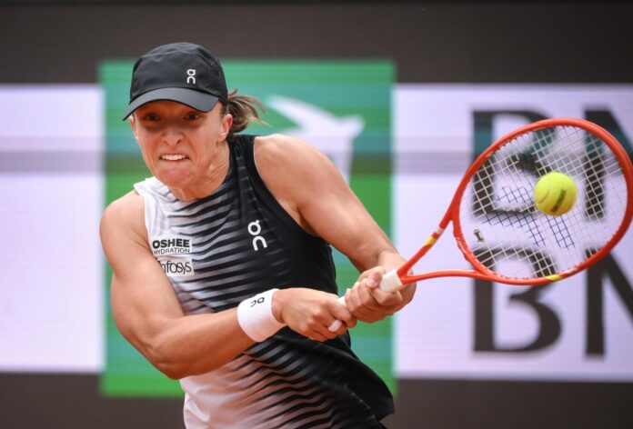 La tenista polaca Iga Swiatek, durante su partido de cuartos de final del WTA 1000 de Roma contra la estadounidense Jessica Pegula of USA, disputado este miércoles. EFE/ALESSANDRO DI MEO

