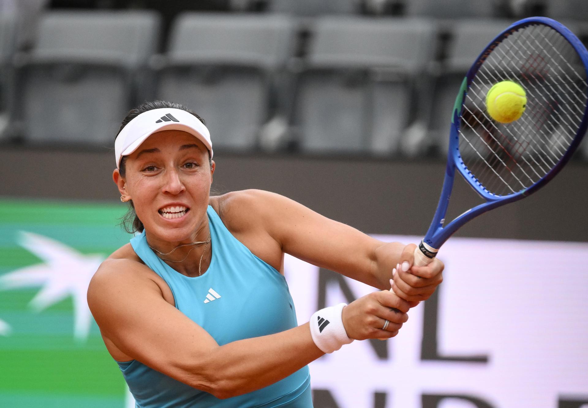 La tenista estadounidense Jessica Pegula, durante su partido de cuartos de final del WTA 1000 de Roma, disputado este miércoles ante la polaca Iga Swiatek. EFE/ALESSANDRO DI MEO
