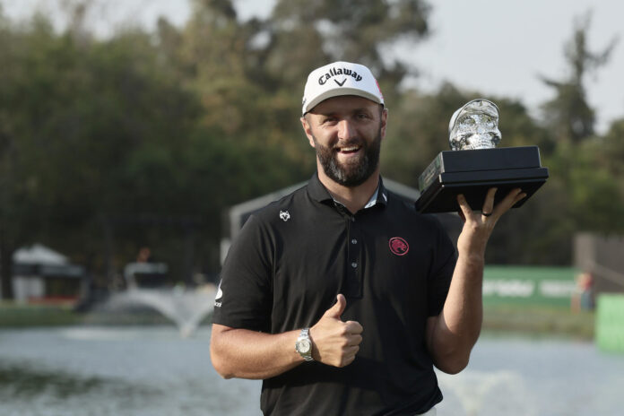 Fotografía de archivo del 19 de abril de 2026 donde aparece el golfista español Jon Rahm sosteniendo el trofeo del campeonato del LIV Golf celebrado en el Club de Golf Chapultepec en Ciudad de México (México). Rahm aseguró este martes que 