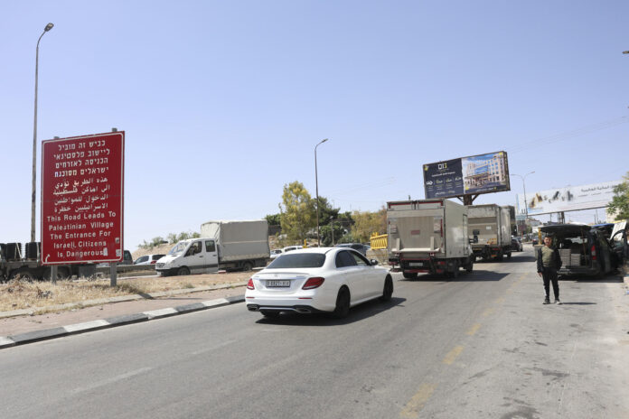 -Entrada de Al Eizariya, en el cartel rojo se lee que se trata de una vía que conduce a una comunidad palestina y advierte que el acceso es peligroso para ciudadanos israelíes. Sin embargo, después de este cartel, dentro de Cisjordania ocupada, Israel forzó la demolición de 50 comercios para construir una carretera que solo podrán usar israelíes. Mientras Israel se prepara para celebrar este jueves el día de Jerusalén -que conmemora la ocupación de la ciudad vieja y el este de la ciudad en 1967-, las regiones de Cisjordania aledañas a la capital sufren ya los estragos del último plan de ensanchamiento y anexión de territorio palestino: la Gran Jerusalén.-EFE/ Magda Gibelli
