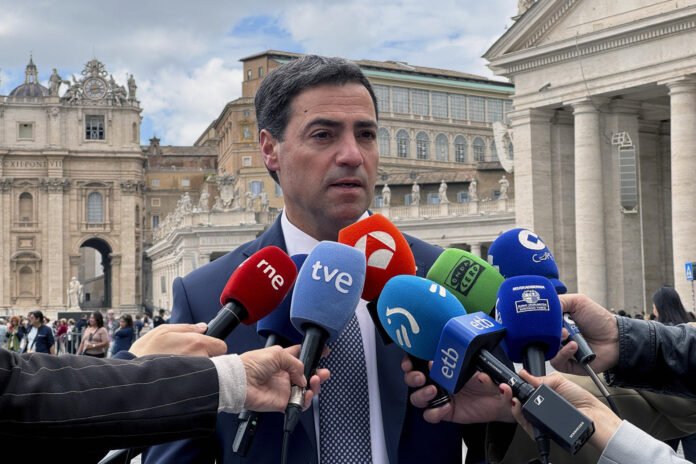 El lehendakari, Imanol Pradales, visita este miércoles el Vaticano, donde solicitó al papa León XIV que la Santa Sede participe en los actos conmemorativos del 90 aniversario del bombardeo de Gernika (norte de España), que se conmemorará en abril de 2027. EFE/ Daniel Cáceres

