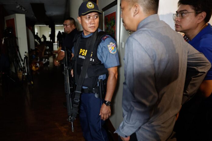 PASAY (Filipinas), 13/05/2026.- La policía acordona un pasillo tras escucharse disparos en el Senado de Pasay City, Metro Manila, Filipinas, el 13 de mayo de 2026.
EFE/EPA/ROLEX DELA PENA
