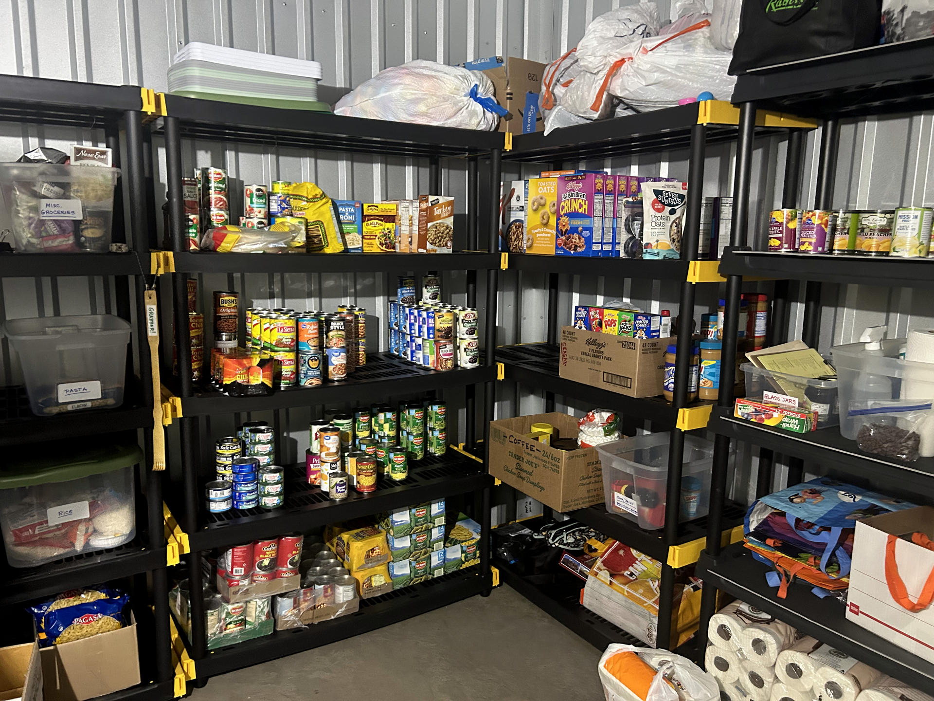 Fotografía del 8 de mayo de 2026 que muestra una pequeña bodega donde se almacenan los alimentos de 'La Bodega', una iniciativa que lleva alimentos básicos y artículos de higiene a los hogares de familias migrantes que pasan hambre ante el temor de salir, en Tucson, Arizona (EE.UU.). EFE/ María León
