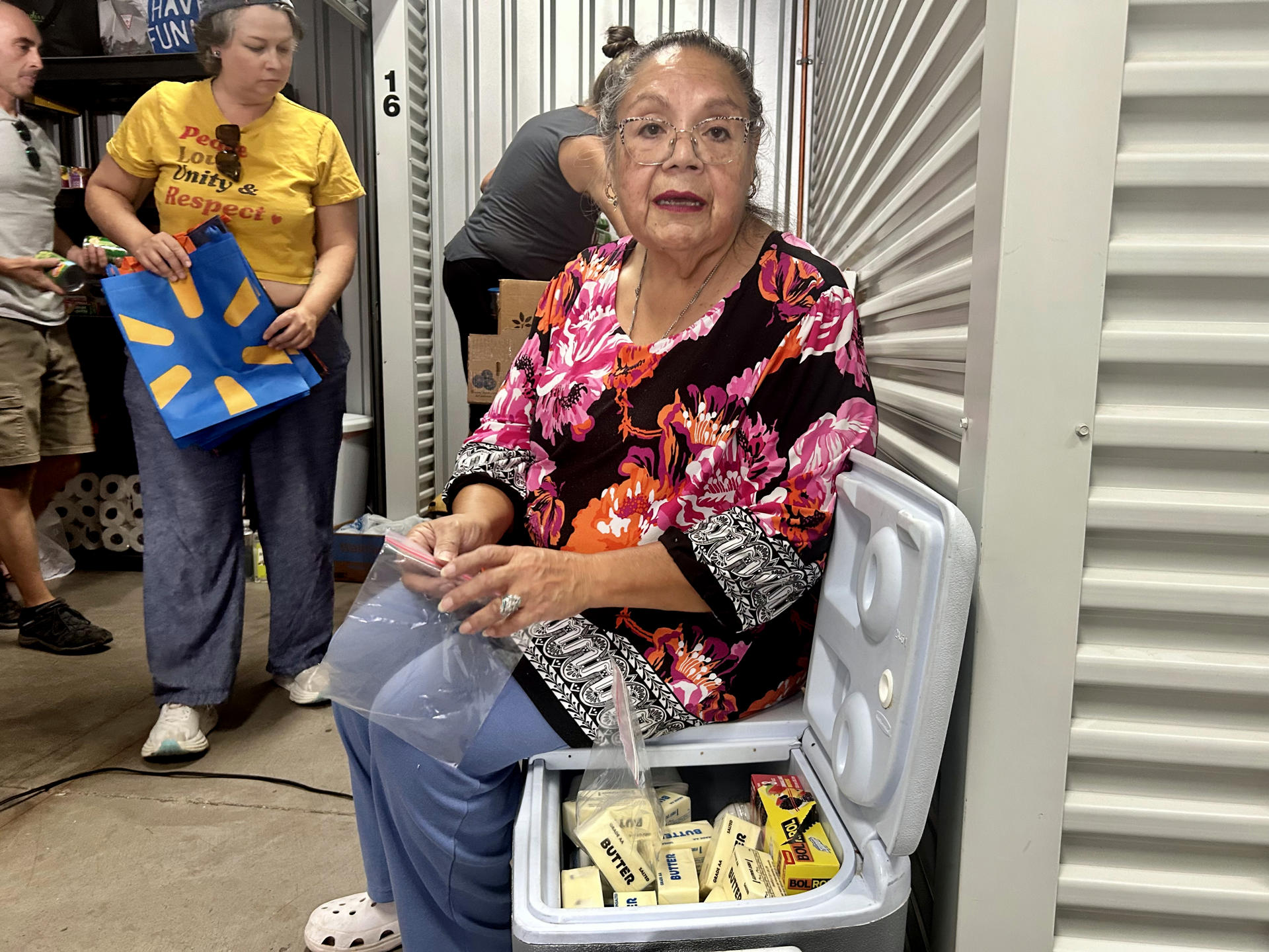 Fotografía del 8 de mayo de 2026 que muestra a Lucía Vindiola, organizadora de 'La Bodega', una iniciativa que lleva alimentos básicos y artículos de higiene a los hogares de familias migrantes que pasan hambre ante el temor de salir, en Tucson, Arizona (EE.UU.). EFE/ María León
