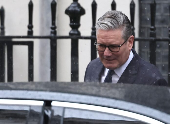 .- El primer ministro británico, Keir Starmer, parte hacia la Apertura del Parlamento desde Downing Street en Londres, Reino Unido, este miércoles. La Apertura del Parlamento es un acto ceremonial que marca formalmente el inicio de la nueva sesión parlamentaria y establece la agenda del gobierno para el próximo año.EFE/ Neil Hall
