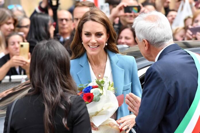 El alcalde de Reggio Emilia, Marco Massari (derecha), da la bienvenida a Catalina, princesa de Gales (centro), en el ayuntamiento de Reggio Emilia, Italia, el 13 de mayo de 2026, en el marco de la visita de dos días de la princesa británica al país. (Princesa de Gales, Italia, Reino Unido) EFE/EPA/STEFANO ARTIOLI
