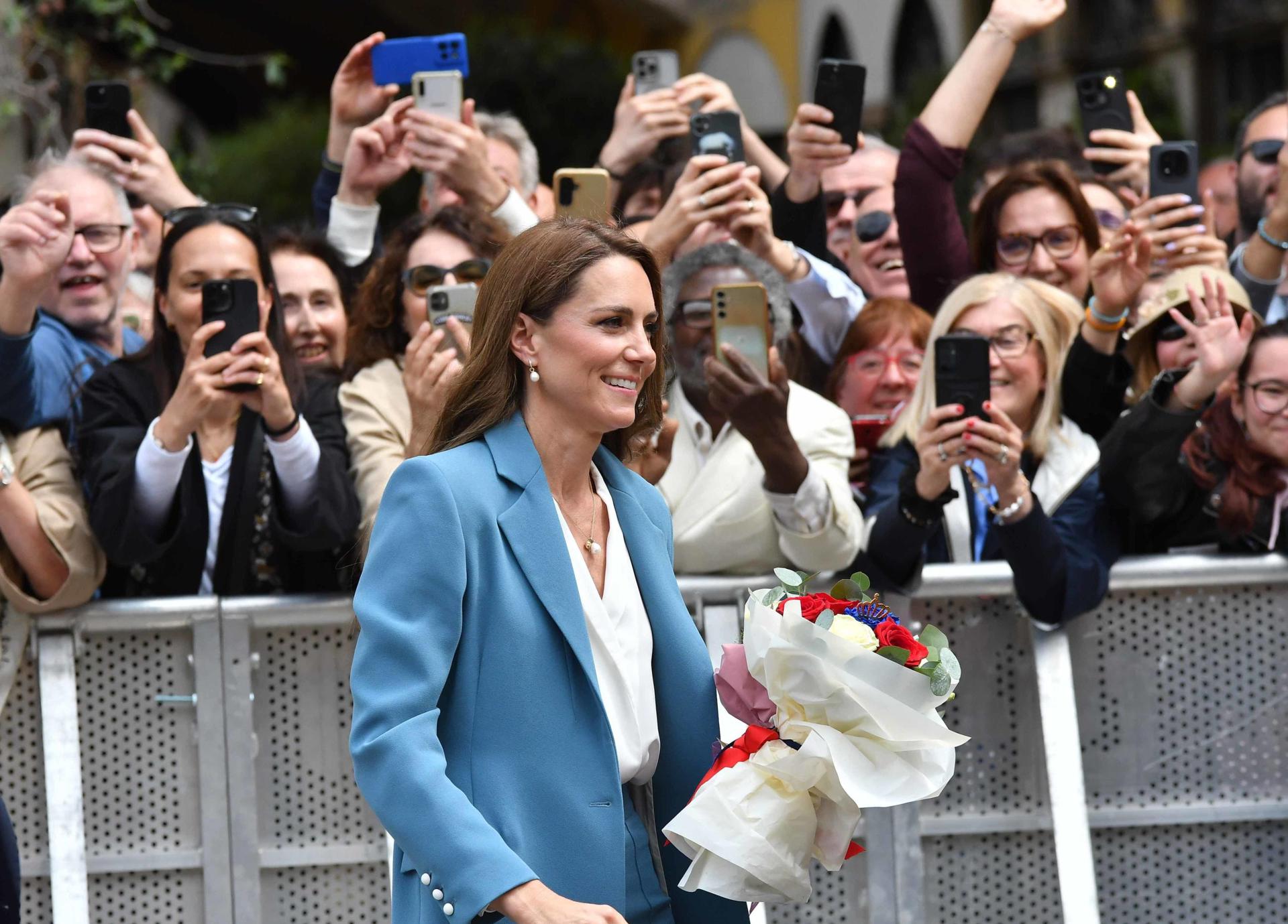 Catalina, princesa de Gales (centro), saluda a los ciudadanos a su llegada al ayuntamiento de Reggio Emilia, Italia, el 13 de mayo de 2026, como parte de su visita de dos días al país. (Princesa de Gales, Italia, Reino Unido) EFE/EPA/STEFANO ARTIOLI
