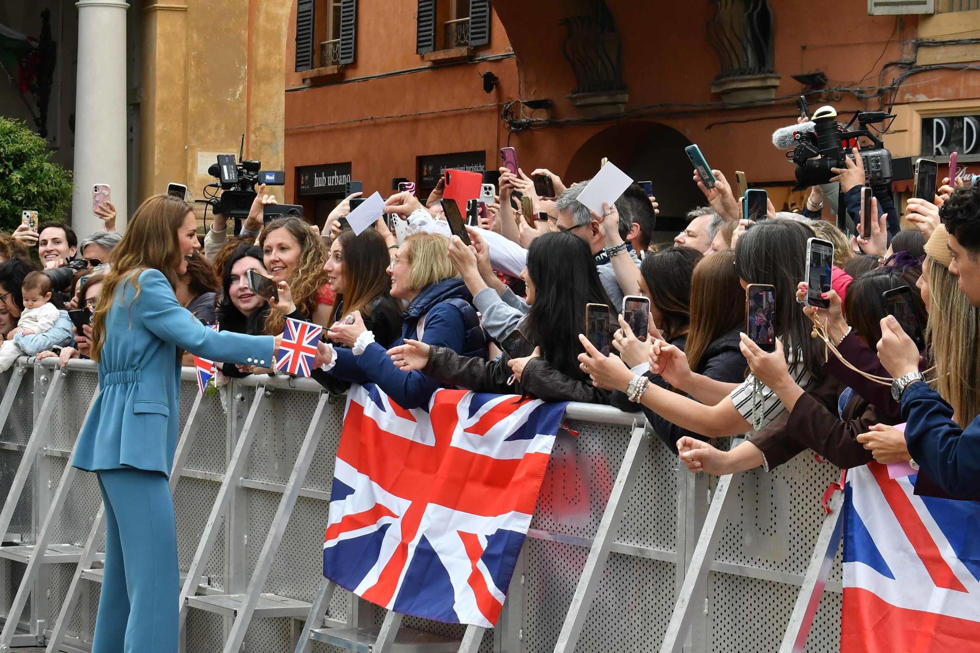 Catalina, princesa de Gales (izquierda), saluda a ciudadanos a su llegada al ayuntamiento de Reggio Emilia, Italia, el 13 de mayo de 2026, como parte de su visita de dos días al país.(Princesa de Gales, Italia, Reino Unido) EFE/EPA/STEFANO ARTIOLI
