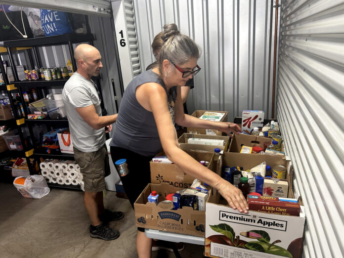 Fotografía del 8 de mayo de 2026 que muestra a la inmigrante colombiana Sofía Álvarez, voluntaria de 'La Bodega', una iniciativa que lleva alimentos básicos y artículos de higiene a los hogares de familias migrantes que pasan hambre ante el temor de salir, en Tucson, Arizona (EE.UU.). EFE/ María León
