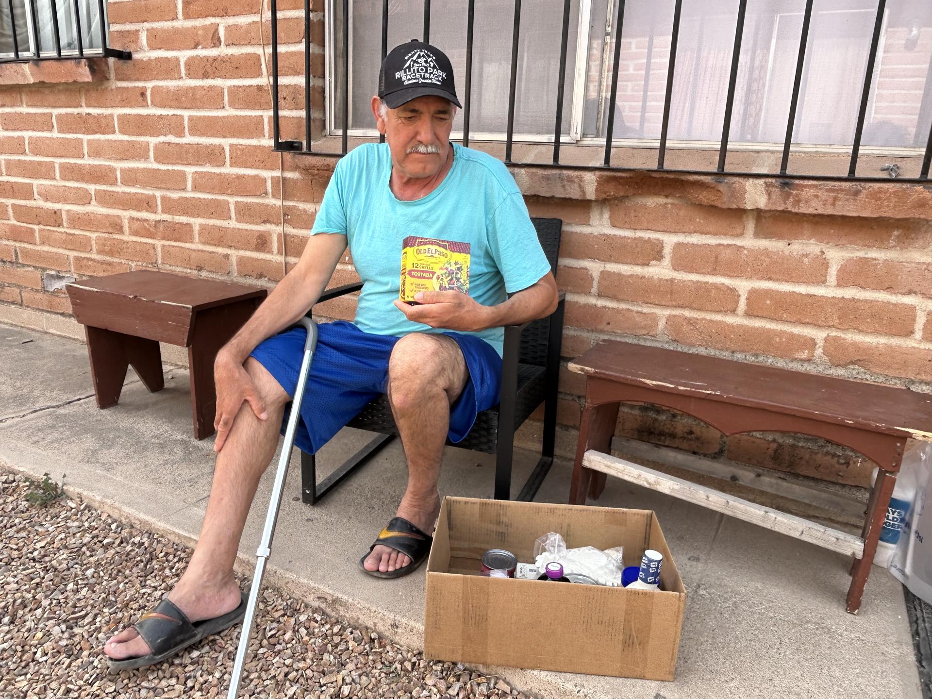 Fotografía del 8 de mayo de 2026 que muestra al inmigrante mexicano Martín Peralta recibiendo alimentos de 'La Bodega', una iniciativa que lleva alimentos básicos y artículos de higiene a los hogares de familias migrantes que pasan hambre ante el temor de salir, en Tucson, Arizona (EE.UU.). EFE/ María León