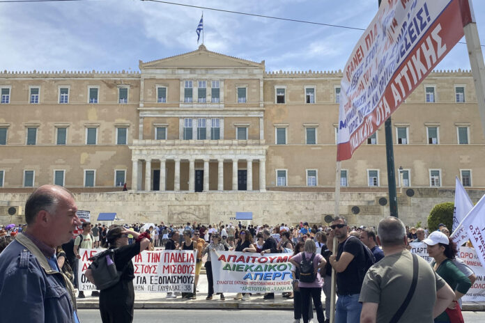 Manifestantes protestan ante el Parlamento en Atenas durante la huelga de 24 horas del sector público para exigir al Gobierno conservador el aumento de salarios a los funcionarios y la adopción de medias urgentes contra la carestía, además de la reintroducción de dos salarios extra anuales recortados durante la crisis de deuda soberana de 2010-2018. FE / Diego Sáez Papachristou
