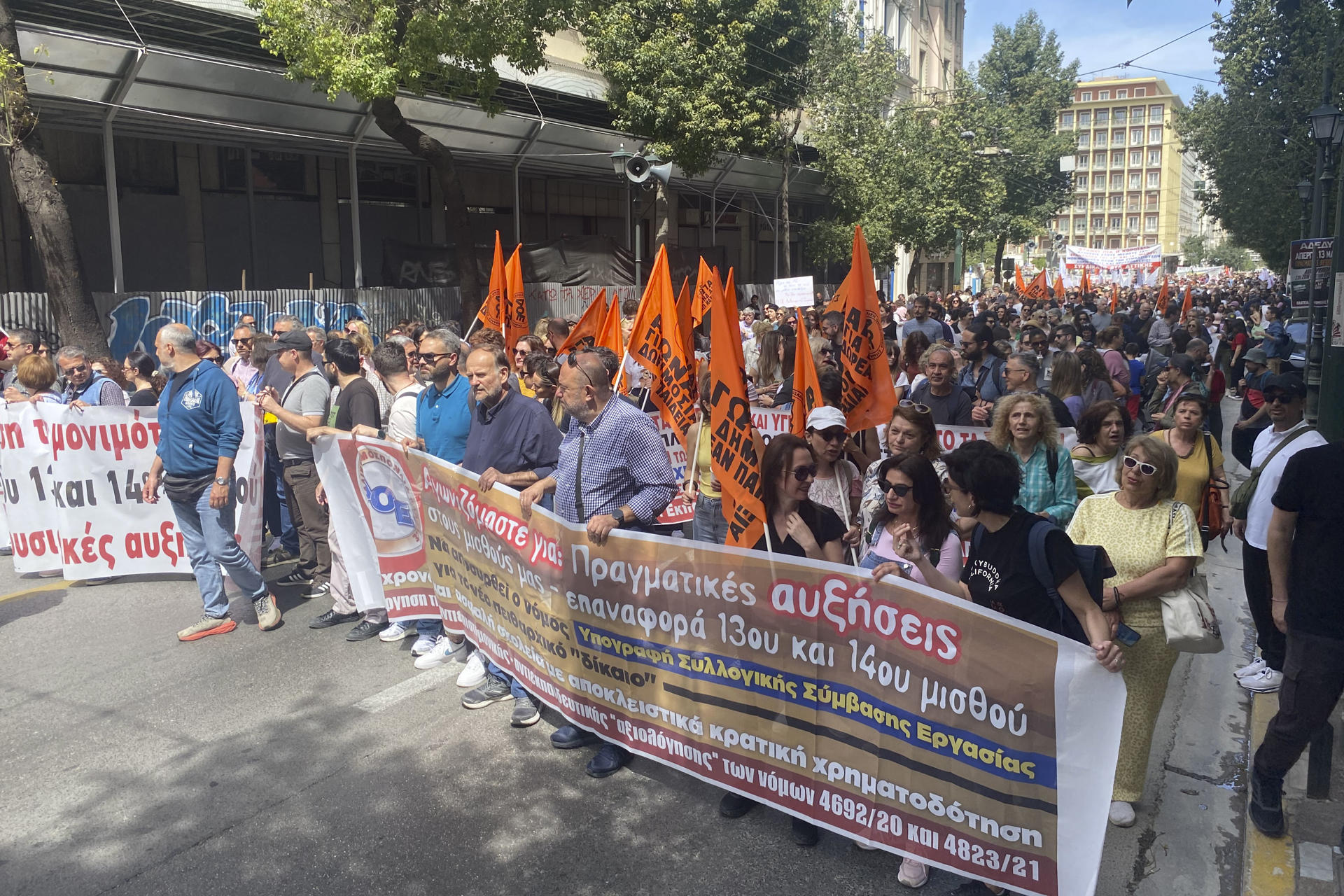 Manifestantes protestan en Atenas durante la huelga de 24 horas del sector público para exigir al Gobierno conservador el aumento de salarios a los funcionarios y la adopción de medias urgentes contra la carestía, además de la reintroducción de dos salarios extra anuales recortados durante la crisis de deuda soberana de 2010-2018. FE / Diego Sáez Papachristou
