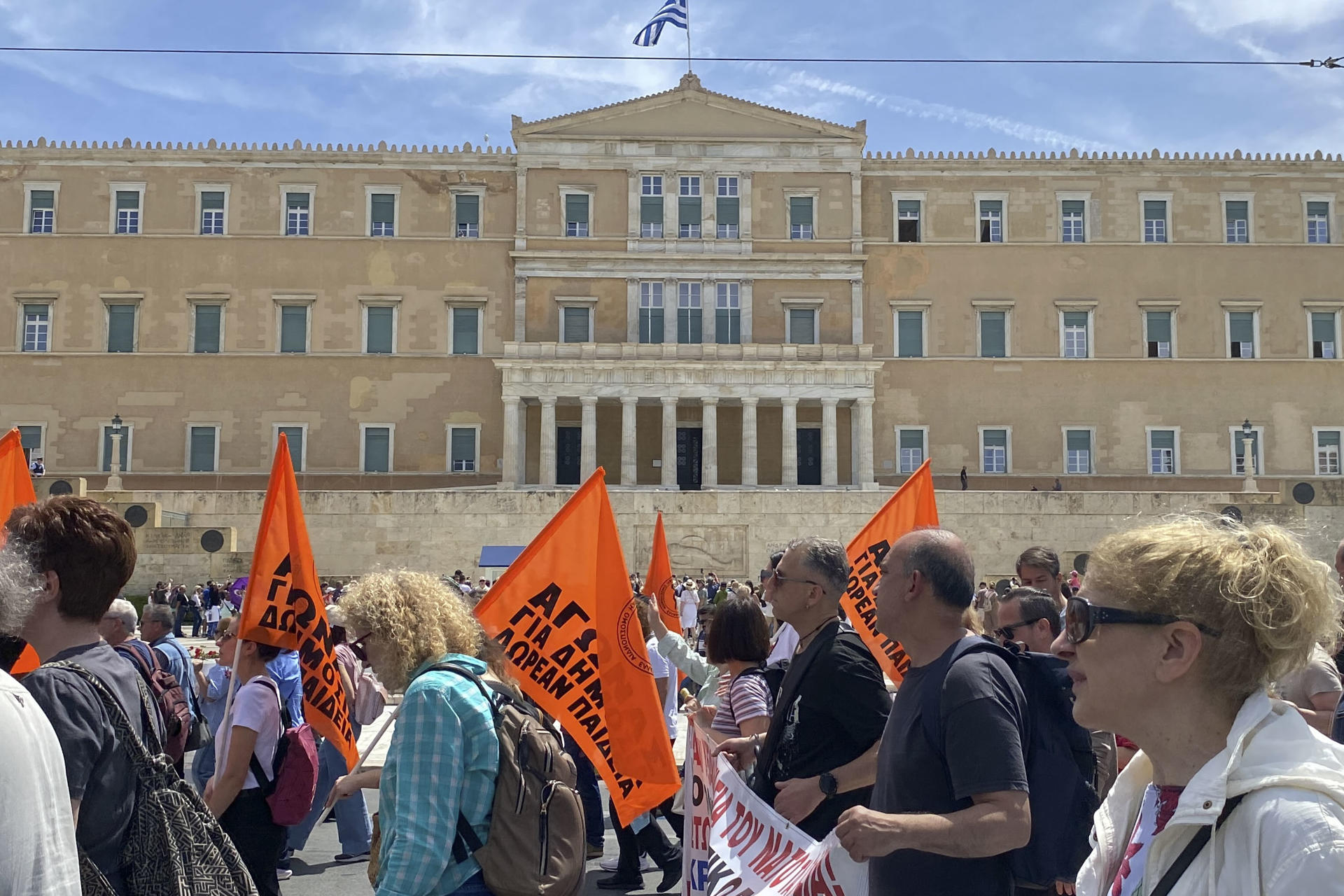 Manifestantes protestan ante el Parlamento en Atenas durante la huelga de 24 horas del sector público para exigir al Gobierno conservador el aumento de salarios a los funcionarios y la adopción de medias urgentes contra la carestía, además de la reintroducción de dos salarios extra anuales recortados durante la crisis de deuda soberana de 2010-2018. FE / Diego Sáez Papachristou
