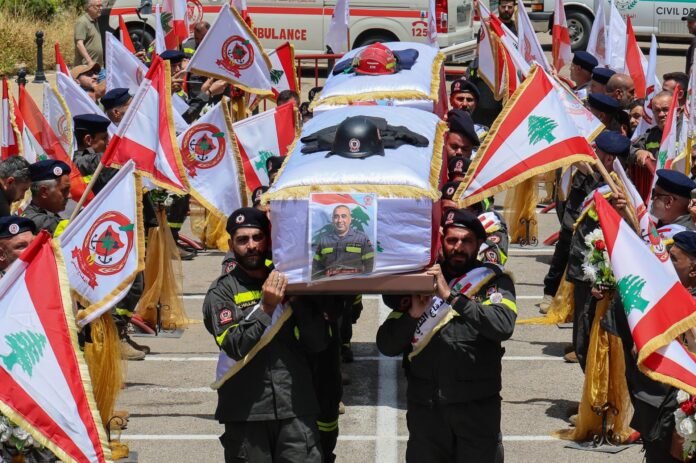 - Los deudos portan los ataúdes de dos miembros de la Defensa Civil libanesa durante una procesión fúnebre en la ciudad costera de Sidón, en el sur del Líbano, el 13 de mayo de 2026. Los dos miembros murieron en un ataque aéreo israelí en Nabatiyeh, en el sur del Líbano, el 12 de mayo de 2026. Según la Unidad de Gestión de Desastres del gobierno libanés, a fecha de 12 de mayo de 2026, más de 31.400 familias han sido desplazadas internamente en refugios colectivos en el Líbano desde que comenzó la escalada el 02 de marzo, mientras que los ataques israelíes en todo el Líbano han matado a más de 2.880 personas y herido a más de 8.785 personas desde el inicio de las hostilidades renovadas entre Israel y Hezbolá. (Líbano, Hizbulá/Hezbolá) EFE/EPA/WAEL HAMZEH

