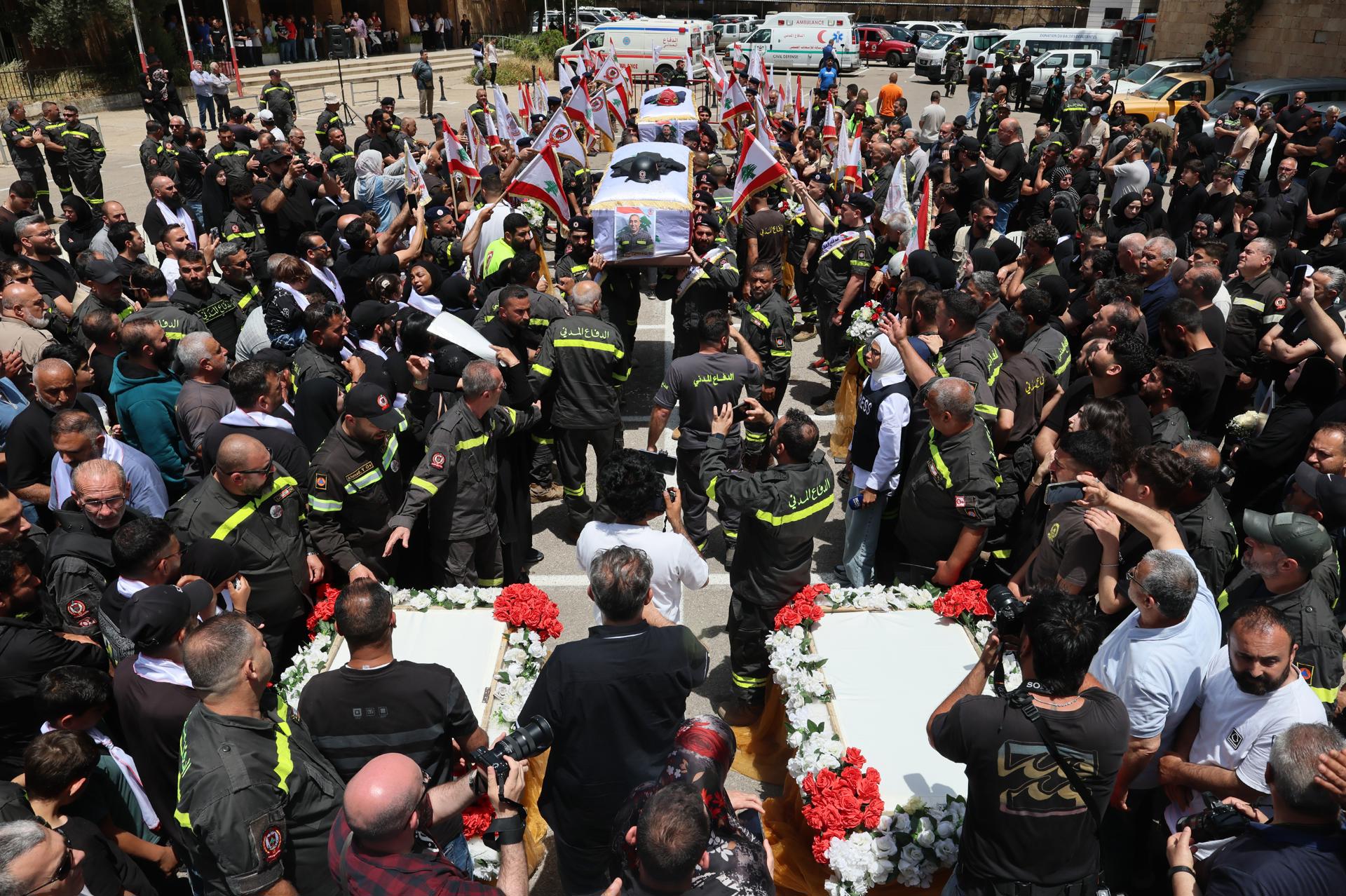 Los dolientes portan los féretros de dos miembros de la Defensa Civil Libanesa durante una procesión fúnebre en la ciudad costera de Sidón, Líbano, el 13 de mayo de 2026. Los dos miembros murieron en un ataque aéreo israelí en Nabatiyeh, sur del Líbano, el 12 de mayo de 2026. Según la Unidad de Gestión de Desastres del gobierno libanés, a 12 de mayo de 2026, más de 31.400 familias se han visto desplazadas internamente en refugios colectivos en el Líbano desde que comenzó la escalada el 2 de marzo, mientras que los ataques israelíes en todo el Líbano han matado a más de 2.880 personas y herido a más de 8.785 desde el inicio de las hostilidades renovadas entre Israel y Hezbolá. (Líbano, Hizbulá/Hezbolá) EFE/EPA/WAEL HAMZEH