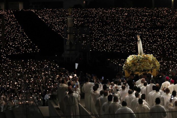 Los fieles portan una imagen de la Virgen de Fátima durante una procesión a la luz de las velas en el Santuario de Fátima en Fátima, Portugal, el 12 de mayo de 2026. La procesión forma parte de la peregrinación internacional anual que conmemora el aniversario de las apariciones de Nuestra Señora de Fátima en 1917. EFE/EPA/PAULO CUNHA
