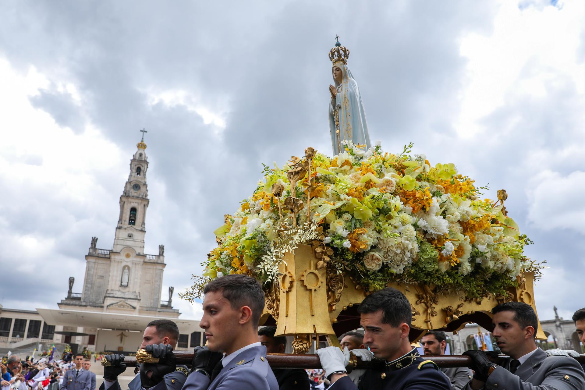 Peregrinos portan una imagen de Nuestra Señora de Fátima durante la Procesión de Despedida en las ceremonias religiosas de la peregrinación en el Santuario de Fátima en Ourem, Portugal, 13 de mayo de 2026. EFE/EPA/PAULO CUNHA
