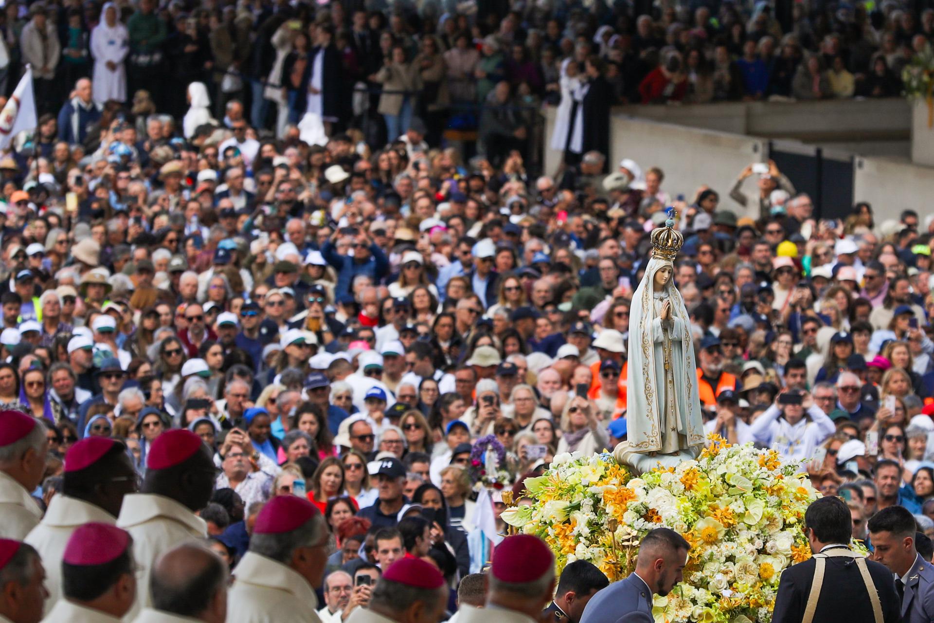 Peregrinos portan una imagen de Nuestra Señora de Fátima durante la Procesión de Despedida en las ceremonias religiosas de la peregrinación en el Santuario de Fátima en Ourem, Portugal, 13 de mayo de 2026. EFE/EPA/PAULO CUNHA

