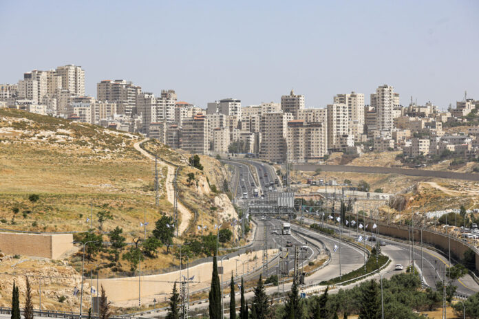 Vista general de la ciudad de Jerusalén este miércoles. Mientras Israel se prepara para celebrar este jueves el día de Jerusalén -que conmemora la ocupación de la ciudad vieja y el este de la ciudad en 1967-, las regiones de Cisjordania aledañas a la capital sufren ya los estragos del último plan de ensanchamiento y anexión de territorio palestino: la Gran Jerusalén.-EFE/ Magda Gibelli
