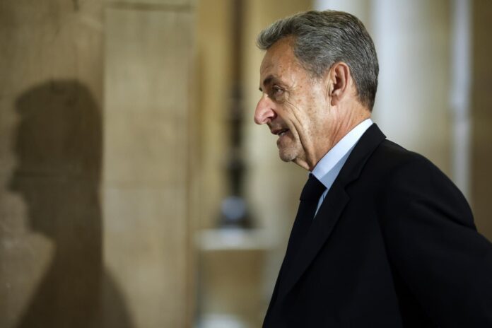 El expresidente francés Nicolas Sarkozy llega a los tribunales el último día de requerimiento del juicio de apelación en el caso de financiación libia en el juzgado de París, Francia, el 13 de mayo de 2026. Condenado en primera instancia por conspiración criminal e indultado por veinte días antes de ser liberado, el expresidente francés Sarkozy comparece en el juicio de apelación en el caso relativo a la financiación libia ante la Corte de Apelación de París. El juicio está programado para concluir el 3 de junio. (Francia) EFE/EPA/YOAN VALAT
