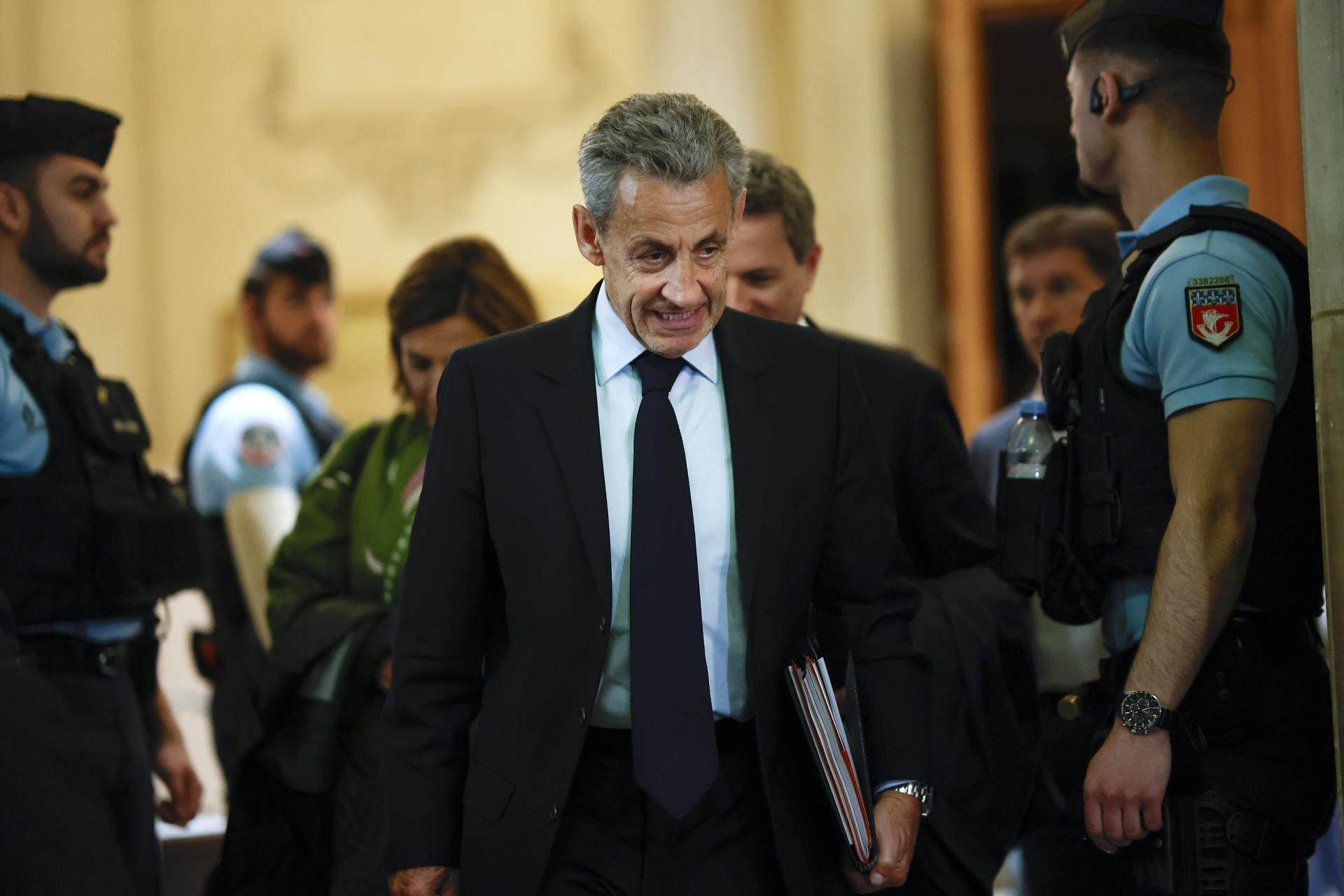 El expresidente francés Nicolas Sarkozy sale del tribunal en el último día de requisitoria del juicio de apelación en el caso de financiación libia en el Palacio de Justicia de París, Francia, el 13 de mayo de 2026. Condenado en primera instancia por conspiración criminal y encarcelado durante veinte días antes de ser liberado, el expresidente francés Sarkozy comparece en el juicio de apelación en el caso relativo a la financiación libia ante el Tribunal de Apelación de París. El juicio está programado para concluir el 3 de junio. (Francia) EFE/EPA/YOAN VALAT
