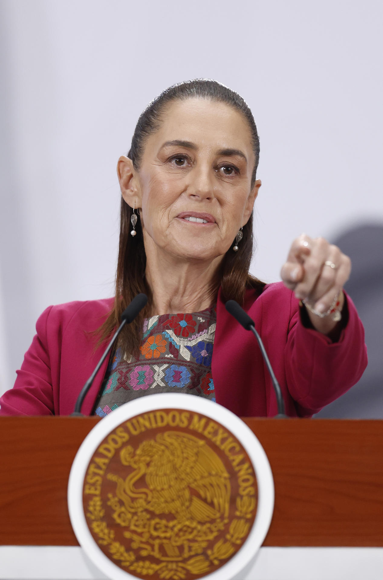 La presidenta de México, Claudia Sheinbaum, habla durante una rueda de prensa este miércoles en el Palacio Nacional de la Ciudad de México (México). EFE/Sáshenka Gutiérrez