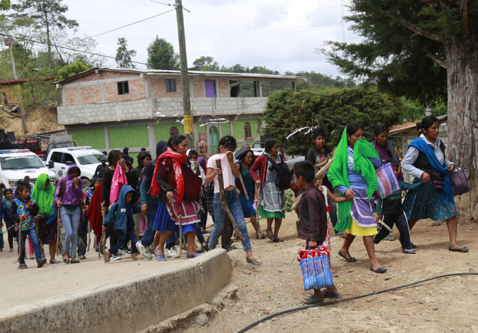Pobladores salen de los lugares donde se encontraban resguardados en los alrededores zona donde ocurrió un enfrentamiento en Chilapa, estado de Guerrero (México). EFE/ José Luis de la Cruz
