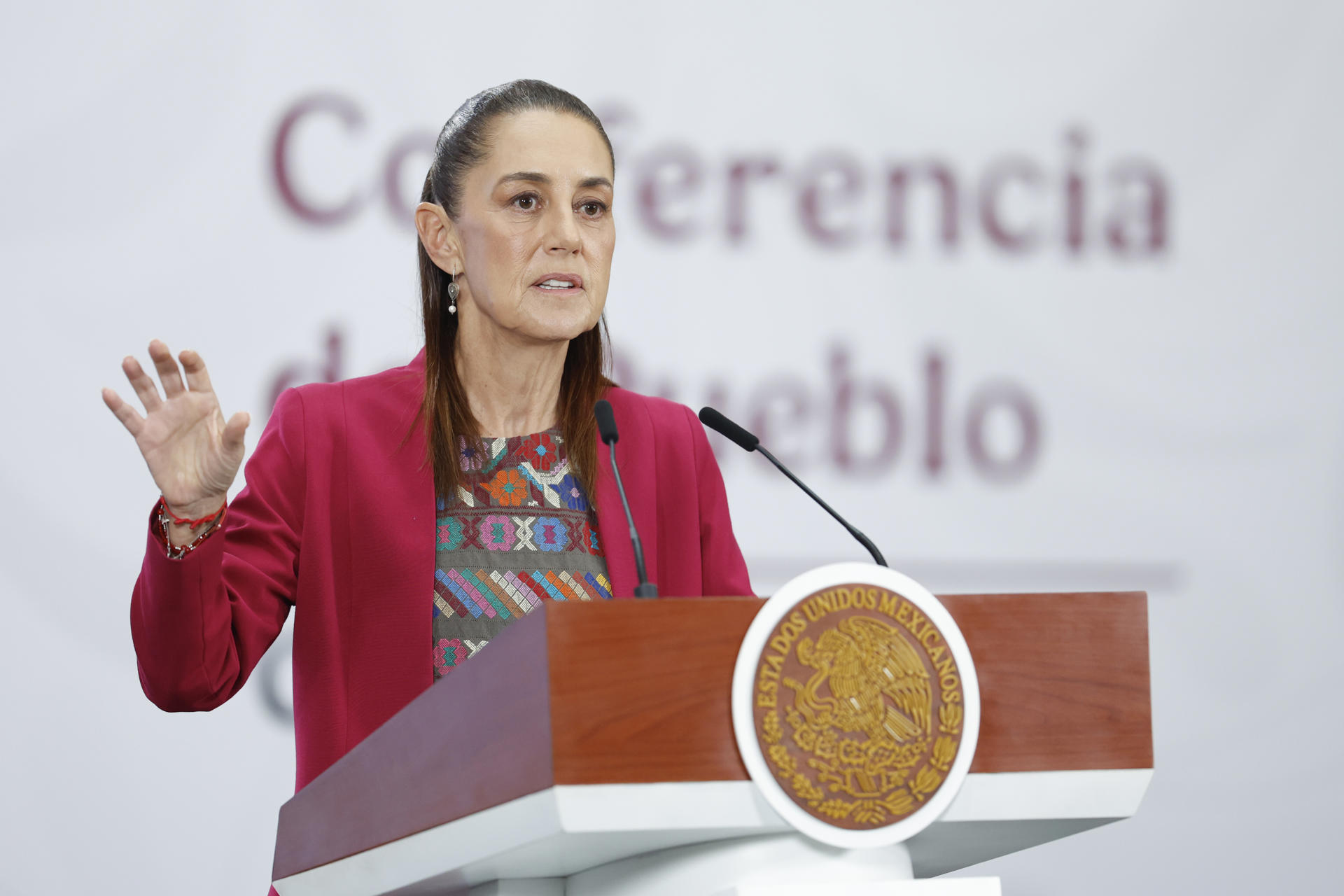 La presidenta de México, Claudia Sheinbaum, habla en una rueda de prensa este miércoles, en Palacio Nacional de la Ciudad de México (México). EFE/ Sáshenka Gutiérrez
