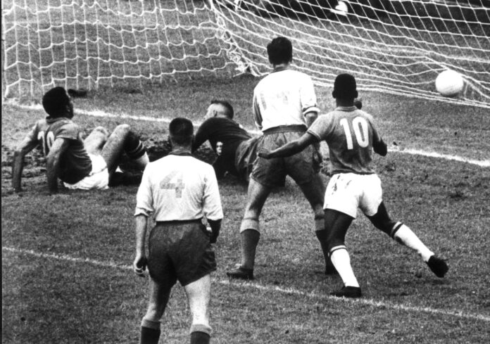 Estocolmo, 29 de Junio de 1958. El jugador brasileño Pele (d), marca uno de los goles que consiguió ante la selección de fútbol de Suecia. La final fue ganada por el equipo brasileño con un marcador de 5-2 . EFE/GDU
