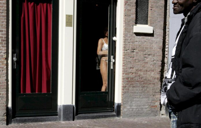 FOTO ARCHIVO. Muestra a una prostituta en un burdel del Barrio Rojo de Amsterdam, Holanda.EFE/Toussaint Kluiters
