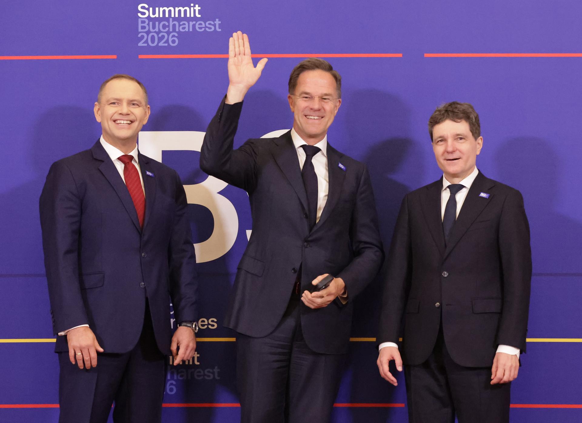 El Presidente de Rumanía, Nicusor Dan (D), y el Presidente de Polonia, Karol Nawrocki (I), dan la bienvenida al Secretario General de la OTAN, Mark Rutte (C), antes de la Cumbre de Bucarest del B9 (Bucarest Nueve) y los países nórdicos en Bucarest, Rumanía, el 13 de mayo de 2026. El Bucarest Nueve (B9) es una iniciativa conjunta de Rumanía y Polonia, que incluye a los miembros del Flanco Oriental de la OTAN: Bulgaria, la República Checa, Estonia, Hungría, Letonia, Lituania y Eslovaquia. (República Checa, Hungría, Letonia, Lituania, Polonia, Rumanía, Eslovaquia, Bucarest) EFE/EPA/ROBERT GHEMENT
