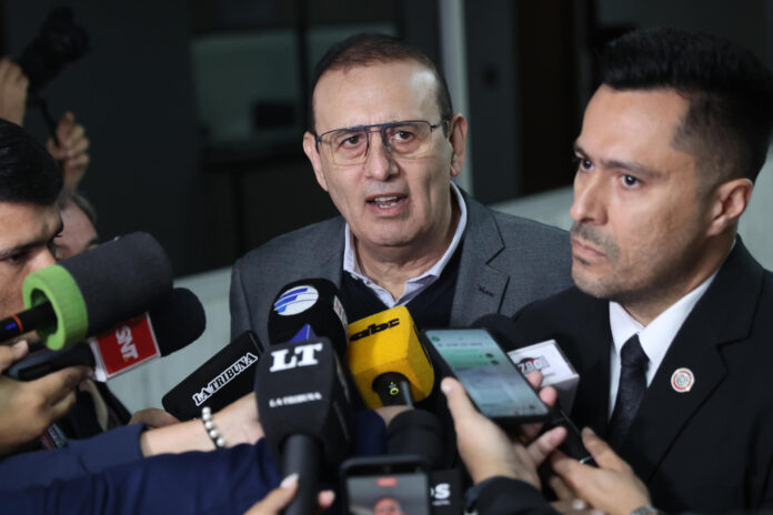 El exsenador paraguayo oficialista Erico Galeano (c), condenado a 13 años de cárcel por asociación criminal y lavado de activos del narcotráfico, habla con periodistas en Asunción (Paraguay). EFE/ Juan Pablo Pino
