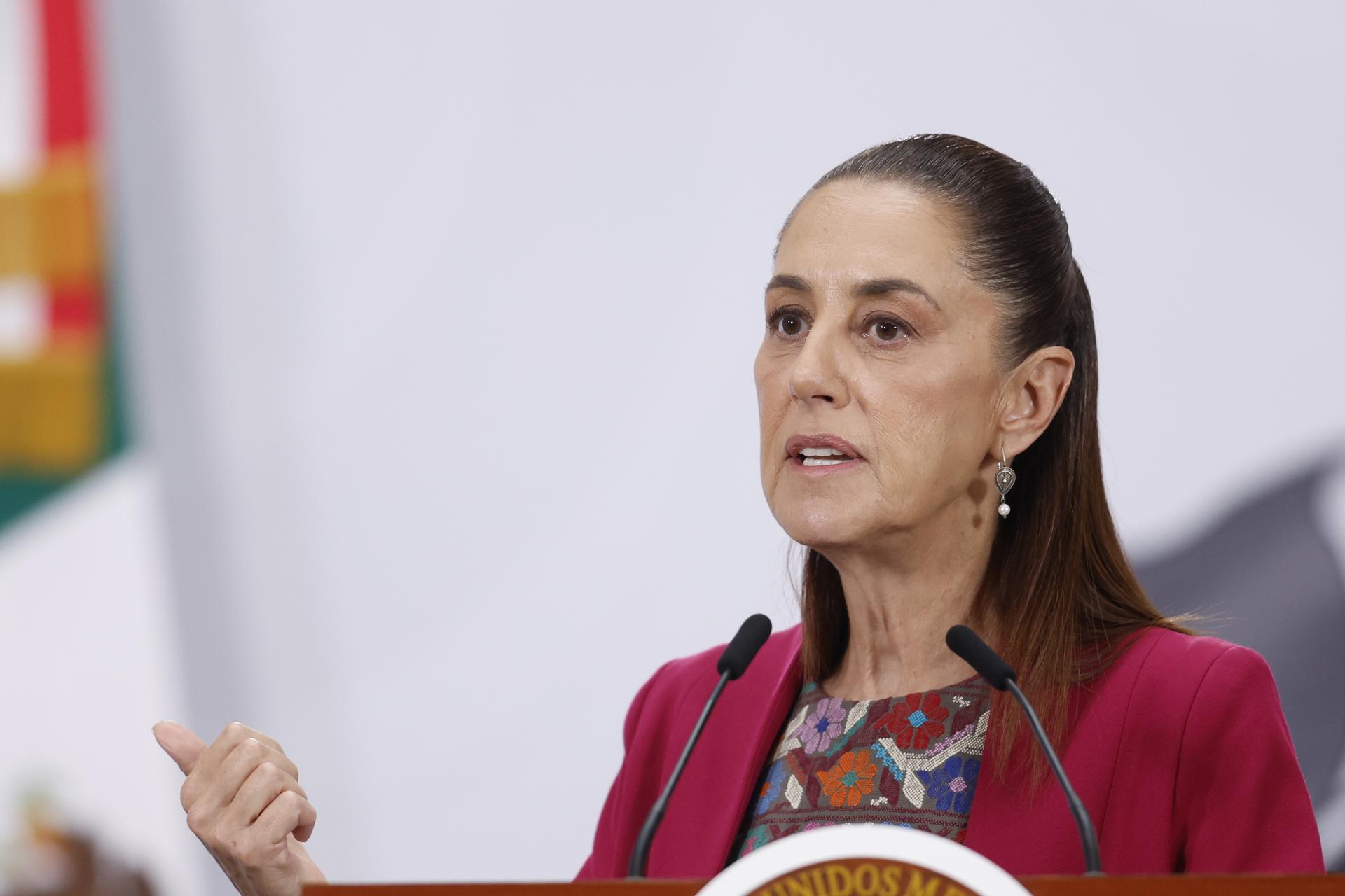 La presidenta de México, Claudia Sheinbaum, habla durante una rueda de prensa este miércoles en el Palacio nacional de la Ciudad de México (México). EFE/Sáshenka Gutiérrez
