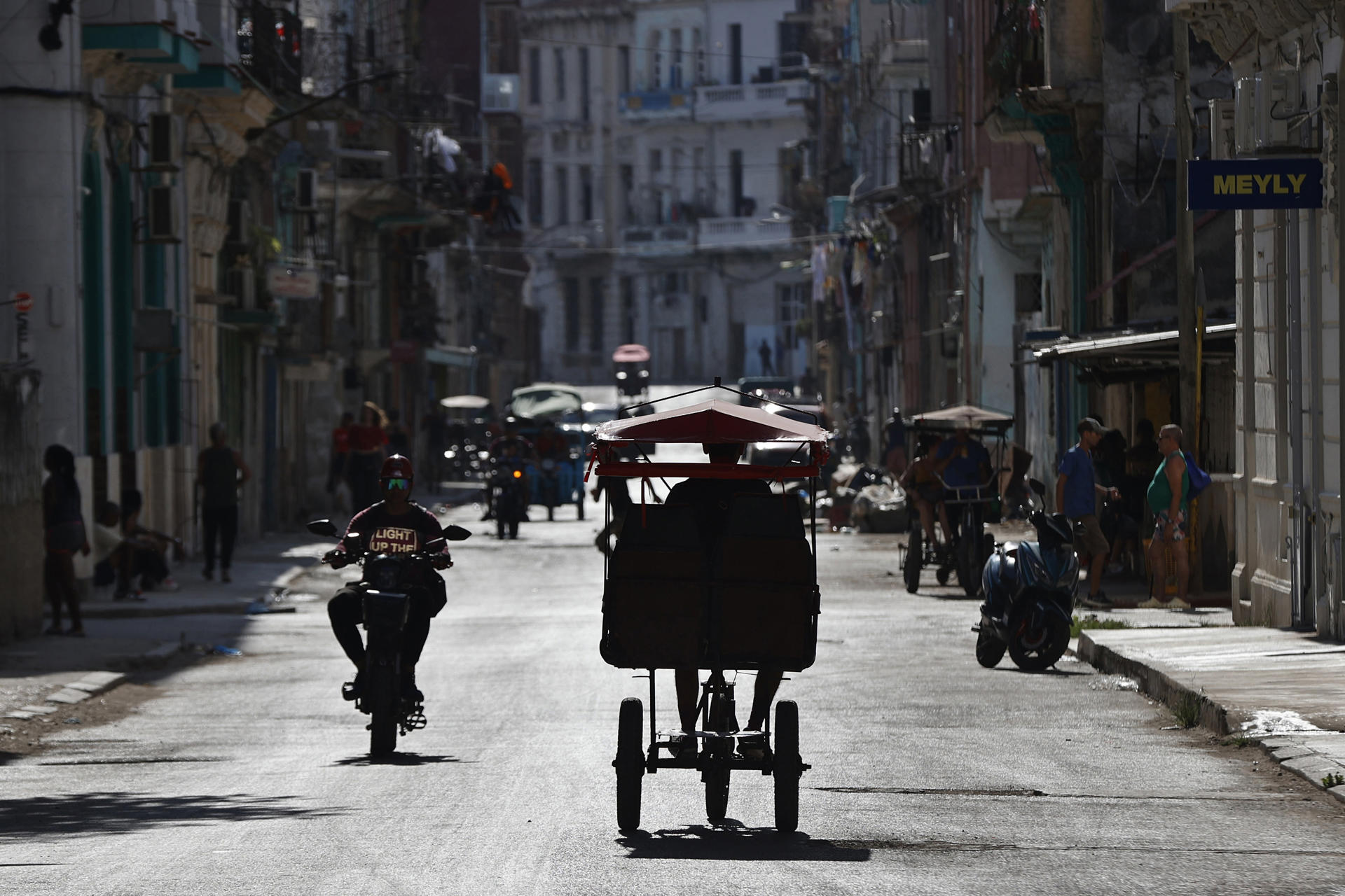 Vista general, captada a contraluz este 13 de mayo, de una calle en el centro de La Habana (Cuba). EFE/Ernesto Mastrascusa
