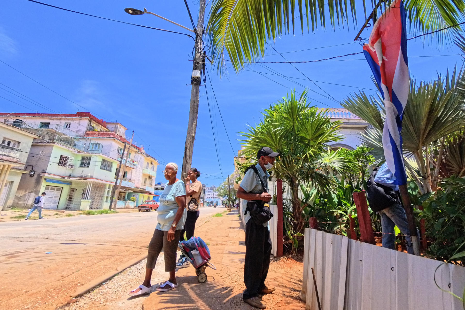 Un grupo de transeúntes fue captado este 13 de mayo en una calle de La Habana (Cuba). EFE/Ernesto Mastrascusa
