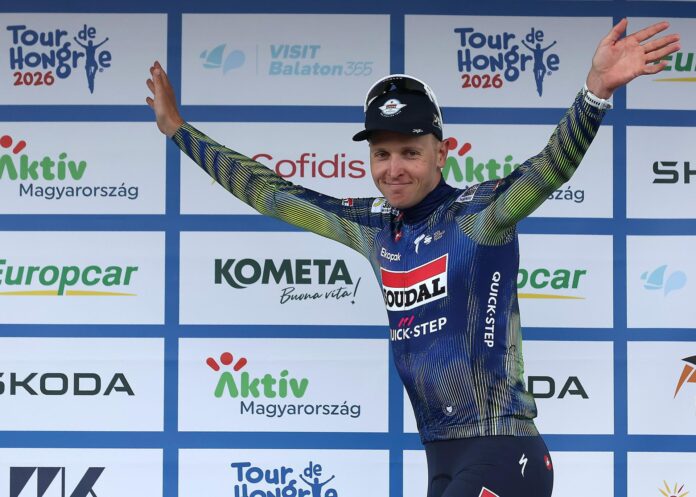 El belga Tim Merlier (Soudal Quick Step) n el poido como líder de la Vuelta a Hungría EFE/EPA/PETER LEHOCZKY
