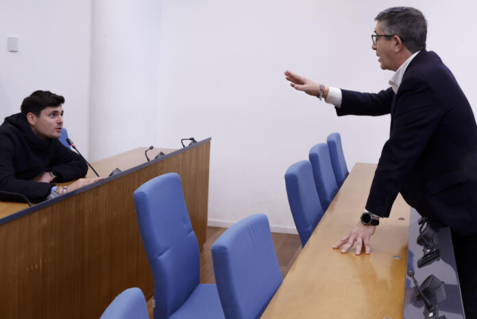 FOTO ARCHIVO. El portavoz parlamentario del PSOE, Patxi López, conversa con el comunicador Vito Quiles tras su rueda de prensa en el marco de la reunión de la Junta de Portavoces, este martes, en el Congreso de los Diputados. EFE/ Javier Lizón
