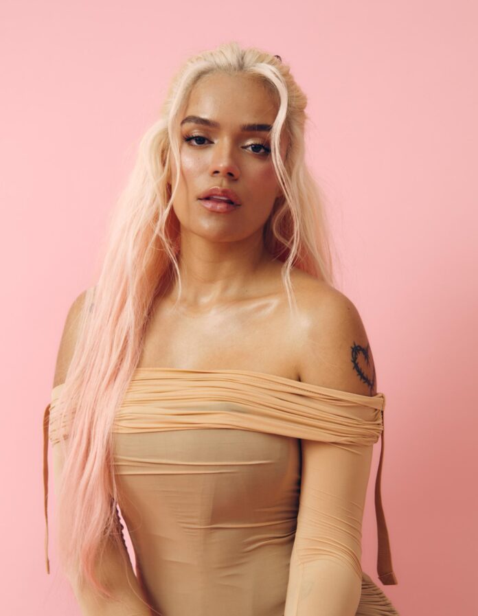 Fotografía cedida este 13 de mayo por Pablo Escudero donde aparece la cantante colombiana Karol G, quien recibirá el Premio a la Excelencia como Artista Internacional en los American Music Awards (AMA) el próximo 25 de mayo en Las Vegas (NV, EE.UU.). EFE/Pablo Escudero
