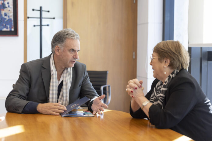 Fotografía cedida por la Presidencia de Uruguay, que muestra al mandatario Yamandú Orsi (i), hablando con Michelle Bachelet, candidata para la Secretaria General de la ONU, este miércoles, en Montevideo (Uruguay). EFE/ Camilo Dos Santos Ayala/ Presidencia De Uruguay
